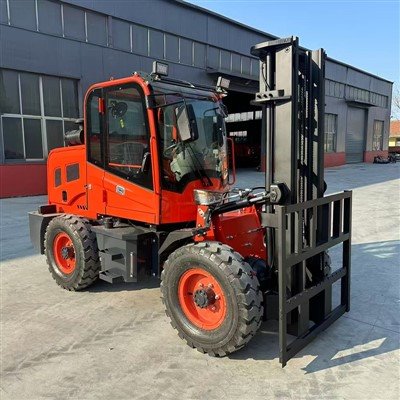 Xe nâng địa hình chạy dầu diesel-